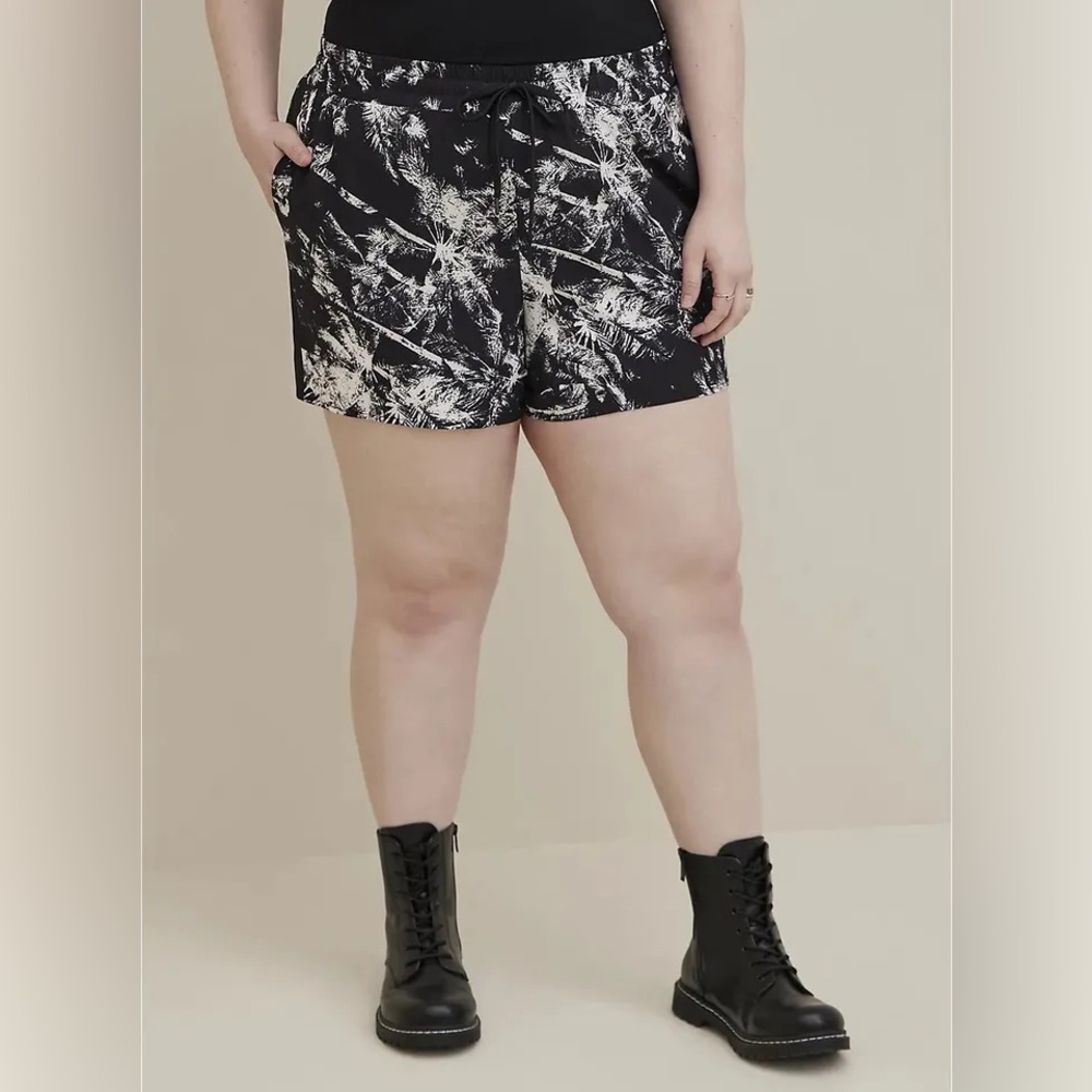 Host Pick 💙 Torrid Lovesick Color Block Stretch Pull On Short Palms Black